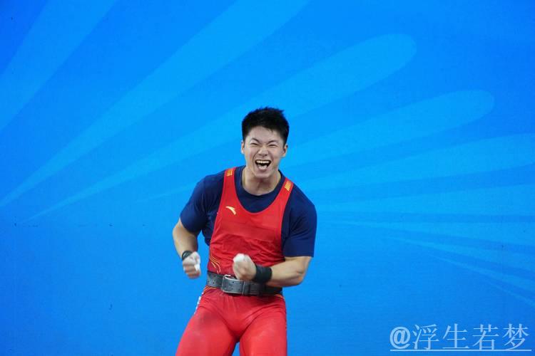 涂艺在男子89公斤级举重比赛中摘得双金 涂艺在男子89公斤级举重比赛中摘得双金